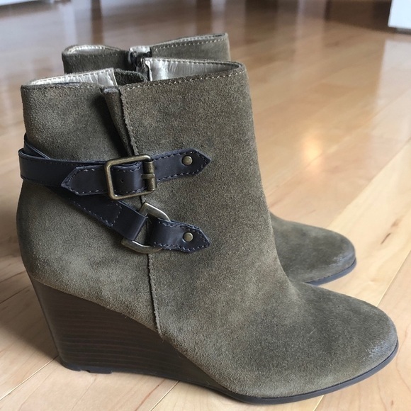 Tahari Sharon Olive Green suede Wedge Booties with brown straps size 6 - Picture 2 of 8